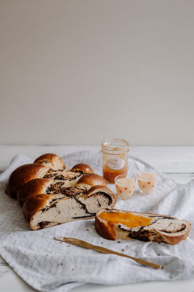 Rezeptbild: Hefezopf mit Mohnfüllung und Eierlikör-Nuss-Schokoladenfüllung
