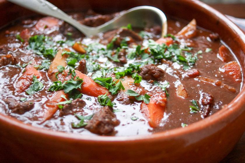 Rezeptbild: Asiatischer Rinderschmortopf (Beef Stew) mit Hoisin-Rotwein-Soße und Tomaten