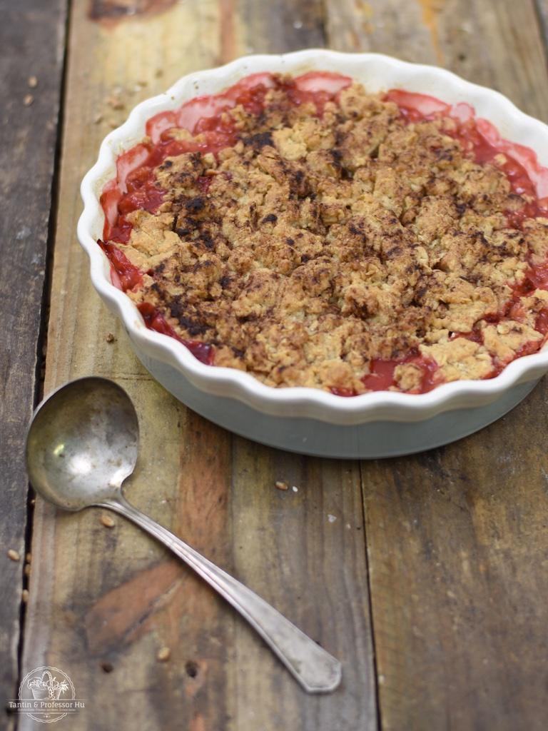 Rezeptbild: Rhabarber-Erdbeer-Crumble mit Haferflocken, Ingwer & Zimt