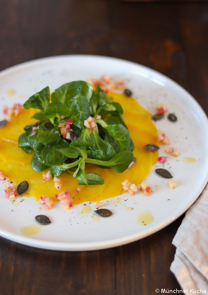 Rezeptbild: Carpaccio aus gelber Bete mit Feldsalat & Apfelvinaigrette
