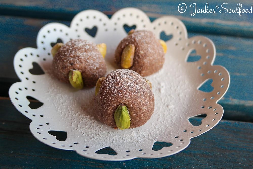Rezeptbild: Dunkle Bethmännchen mit Pistazien