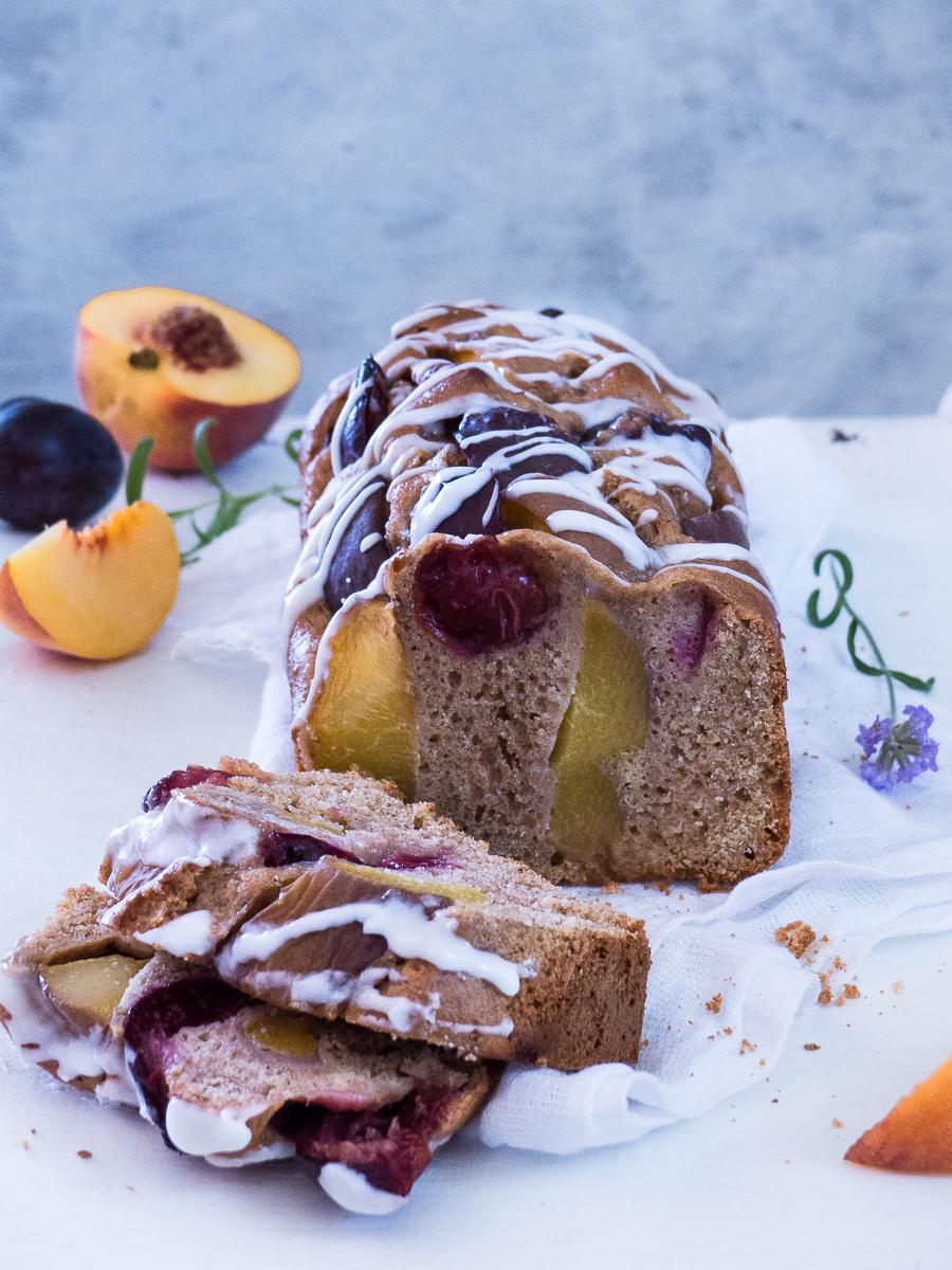 Rezeptbild: Pfirsich und Zwetschgen Joghurt Buchweizen Kuchen