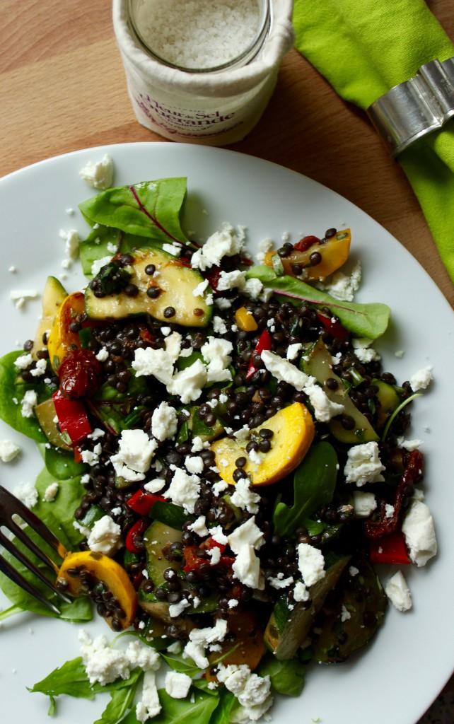 Rezeptbild: MEDITERRANER LINSENSALAT MIT ZUCCHINI UND FETA