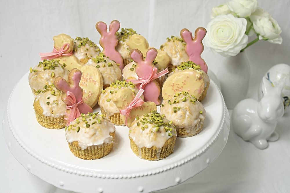 Rezeptbild: Rüblimuffins mit Zitronenguss und Pistazien