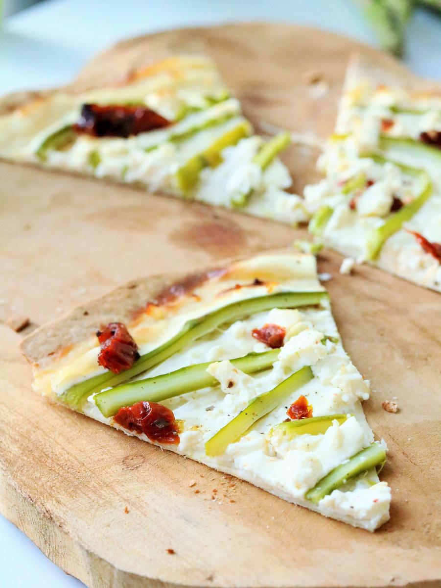 Rezeptbild: Flammkuchen mit grünem Spargel, Feta und getr. Tomaten