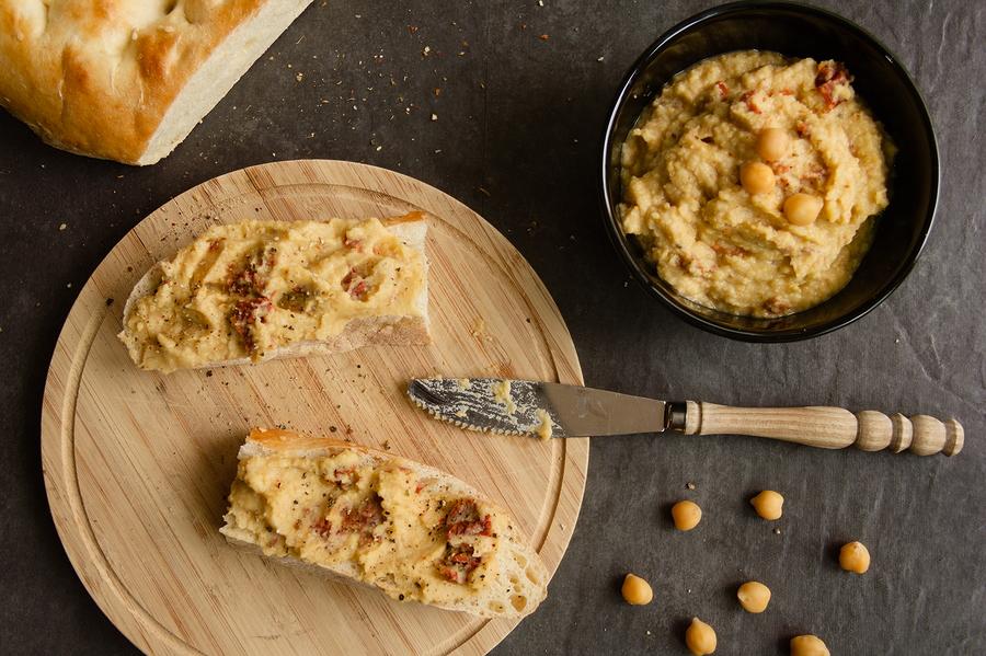 Rezeptbild: Kichererbsenaufstrich mit getrockneten Tomaten