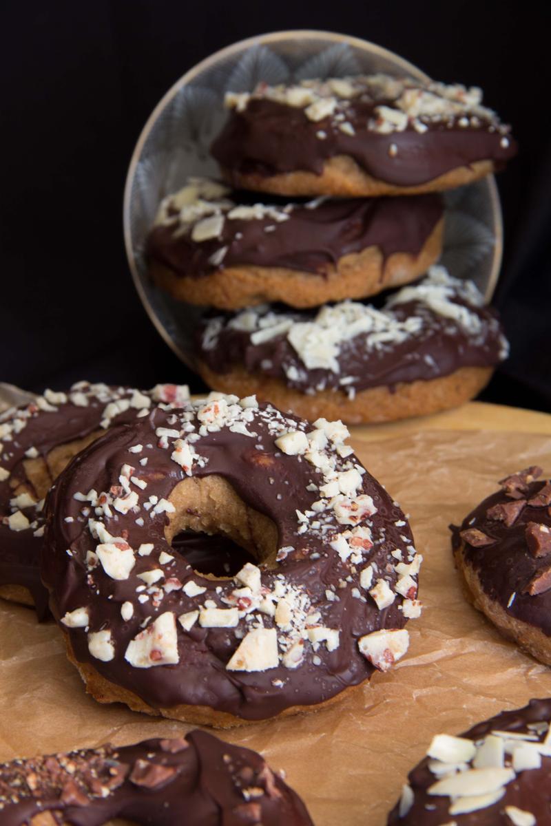 Rezeptbild: Vegane Lebkuchen-Donuts mit Kokoszucker und Mandeln