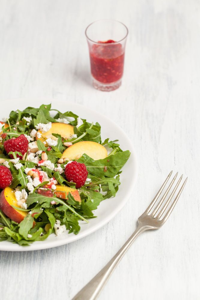 Rezeptbild: Pfirsichsalat mit Rucola, Feta und Himbeeren