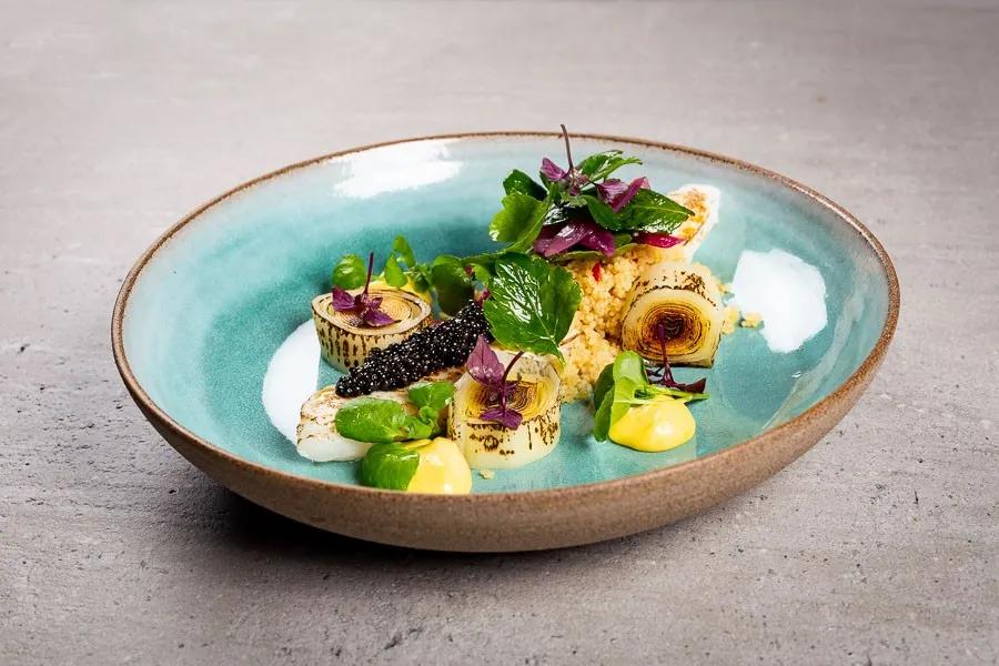 Rezeptbild: Geflämmter Heilbutt mit Kaviar, geräucherte Eigelbcreme, Lauch und Cous Cous