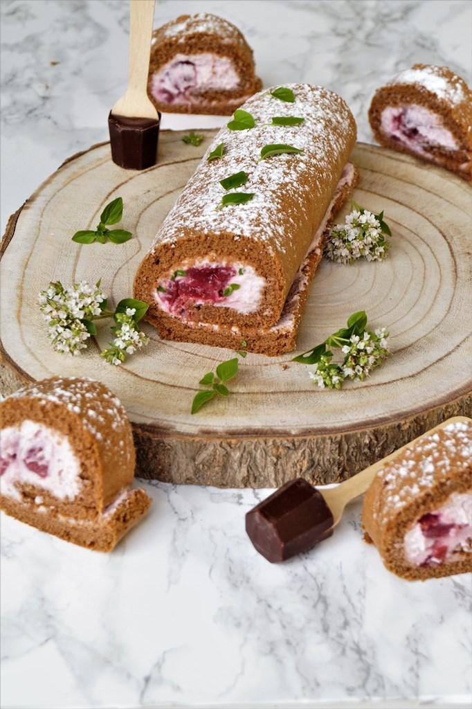 Rezeptbild: Schokoladen-Biskuitrolle mit Minze-Kirsch-Sahne a la Schwarzwälder-Kirsch Roulade