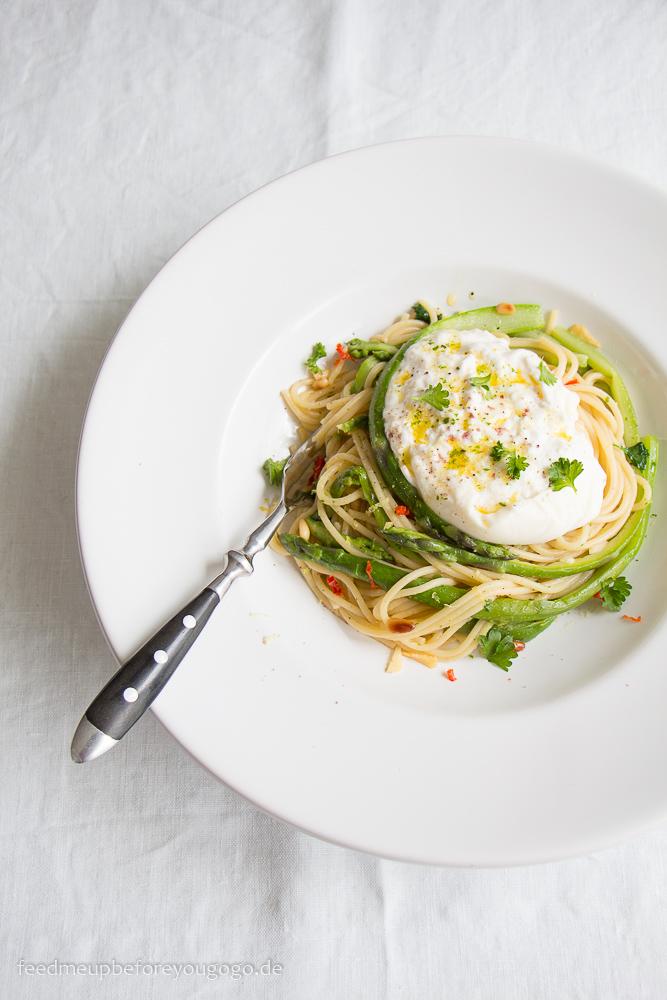 Rezeptbild: Spaghetti mit grünem Spargel, Burrata, Chili & Zitrone
