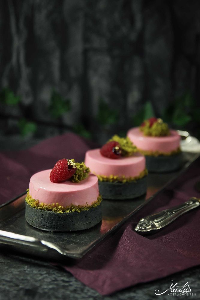 Rezeptbild: Schwarze Himbeer-Pistazien Tartelettes mit Lychees