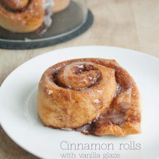 Rezeptbild: Zimtschnecken mit Vanilleglasur {Cinnamon rolls with vanilla glaze}