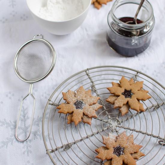 Rezeptbild: Pfefferkuchen-Schneeflocken mit Johannisbeergelee