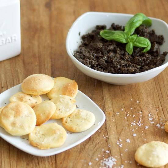 Rezeptbild: Olivenpaste mit Olivenölcrackern
