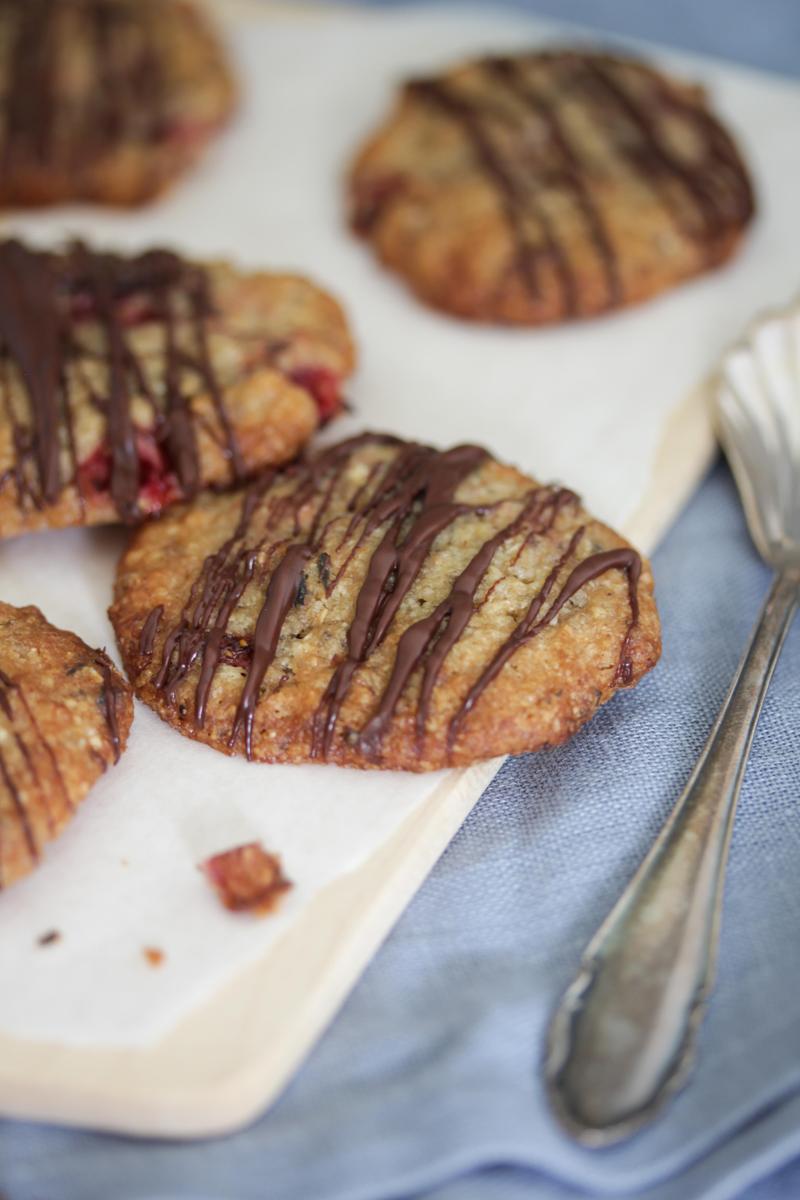 Rezeptbild: Vegane Hafer-Buchweizen-Kekse mit Erdbeeren, Chia und Minze