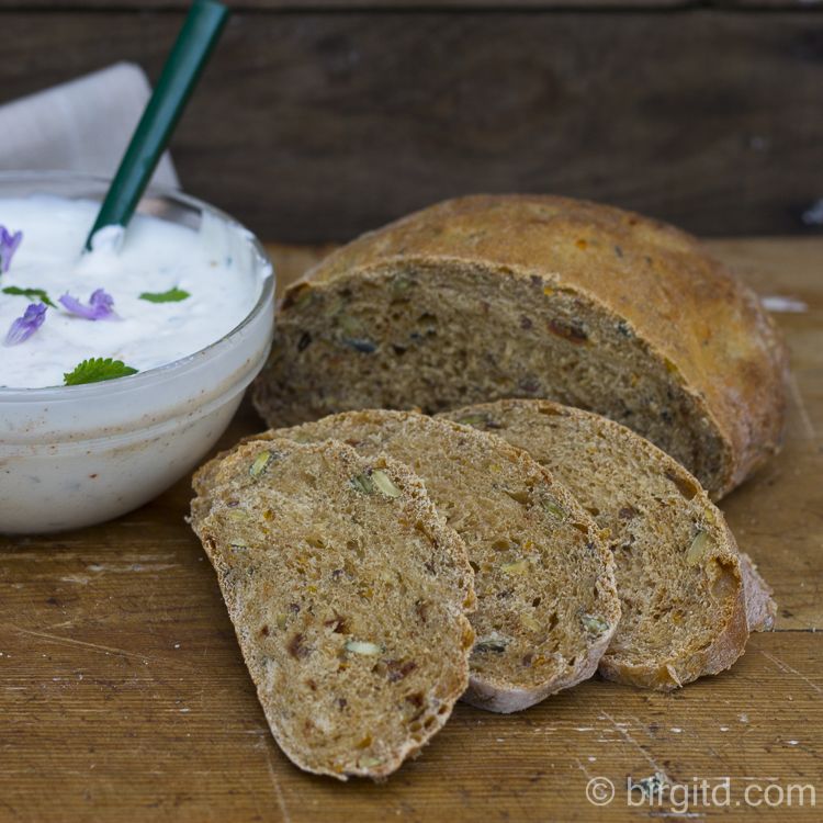 Rezeptbild: Dinkelbrot mit getrockneten Tomaten, Chia & Kürbiskernen - lecker als Grillbeilage