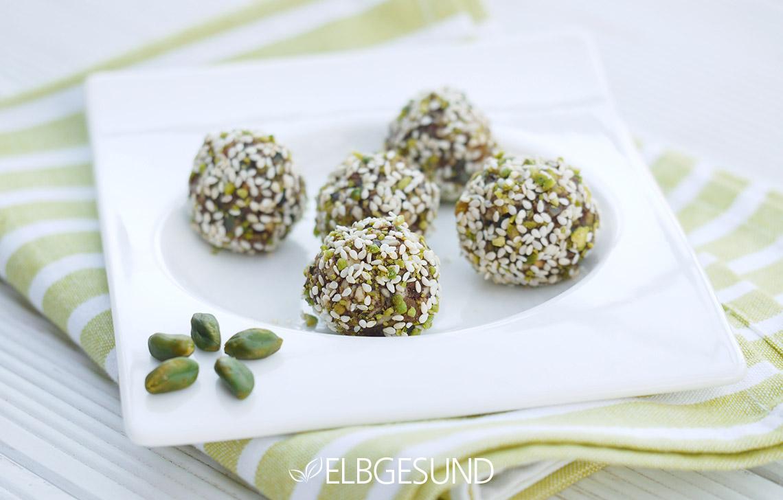 Rezeptbild: Energie-Kugeln mit Kürbiskernen, Aprikosen & Pistazien