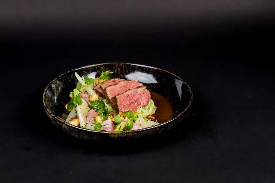 Rezeptbild: Rosa gebratener Kalbstafelspitz mit Bärlauchrisotto