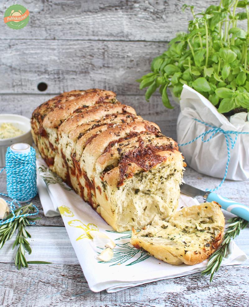 Rezeptbild: Kräuter-Knoblauch-Pull-Apart Bread mit Mozzarella