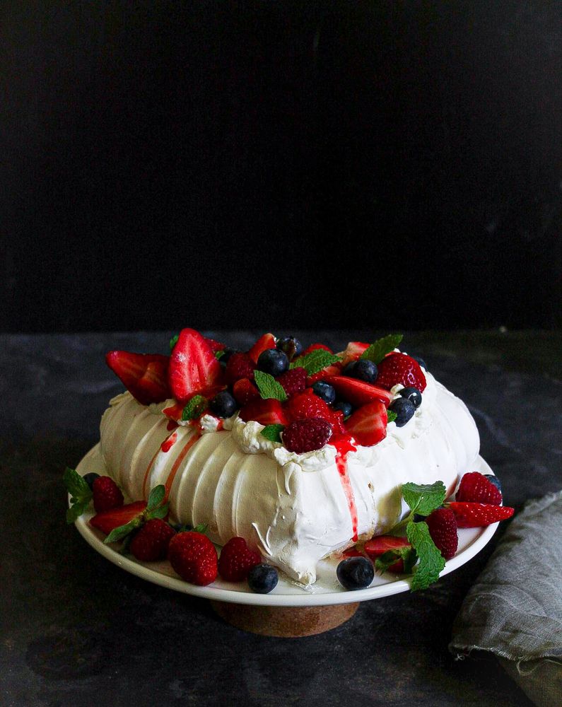 Rezeptbild: Pavlova Herz mit Beeren zum Muttertag