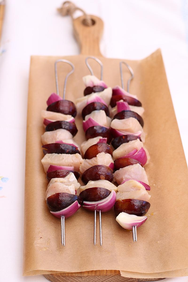 Rezeptbild: Gegrillte Hähnchen-Pflaumen-Spieße mit Lavendelhonig-Marinade