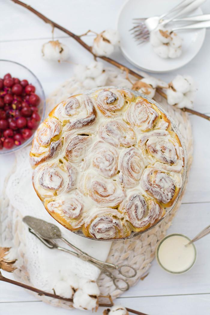 Rezeptbild: Warme Eierlikörschnecken mit Sauerkirschen