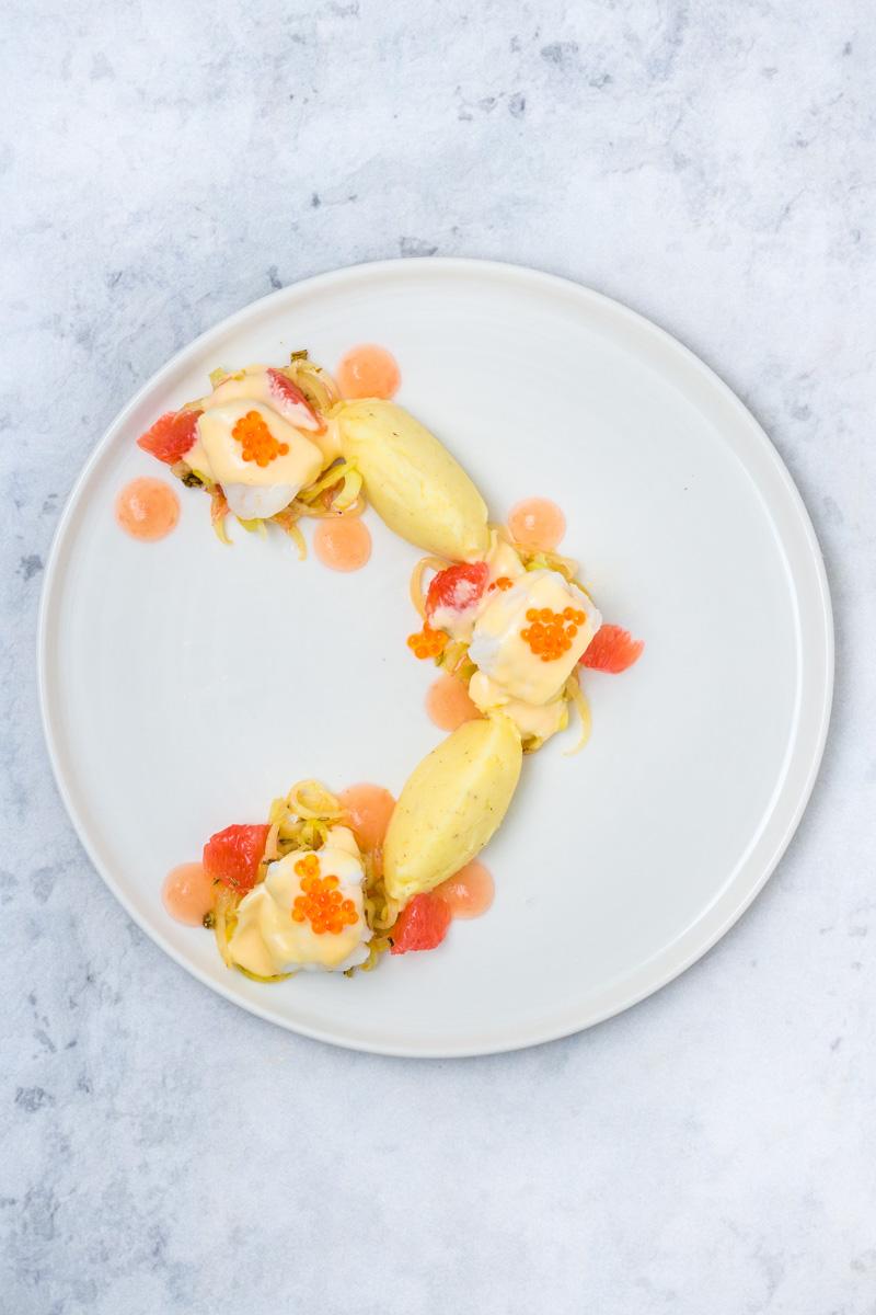 Rezeptbild: Seeteufel mit Fenchelsalat, Kartoffelpüree, Pink Grapefruit-Gel und Beurre Blanc