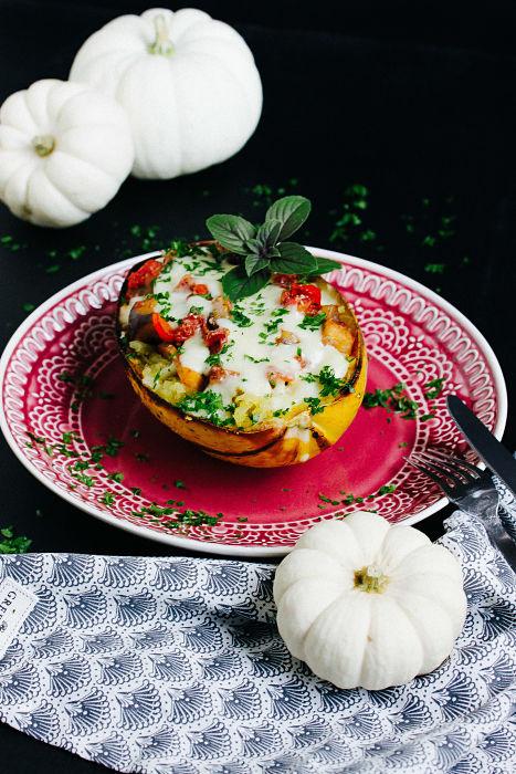 Rezeptbild: Überbackener Spaghettikürbis mit Auberginenfüllung