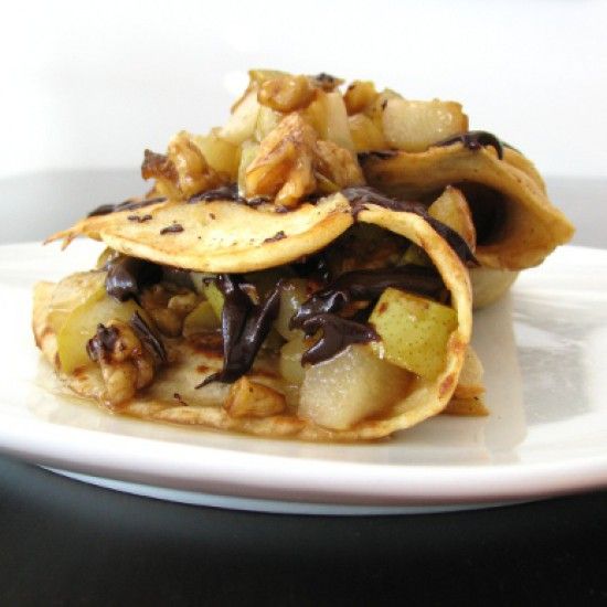 Rezeptbild: Pfannkuchen mit karamellisierten Birnenstückchen, Walnüssen und Schokolade