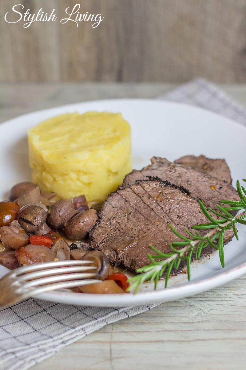 Rezeptbild: Rinderbraten in Rotweinsauce mit Gemüse und Rosmarin