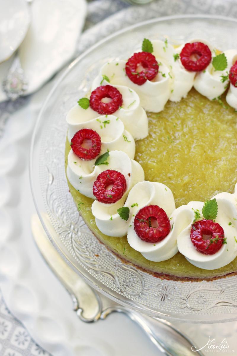 Rezeptbild: Ananastorte mit Himbeeren und Limette auf Kokosknusperboden