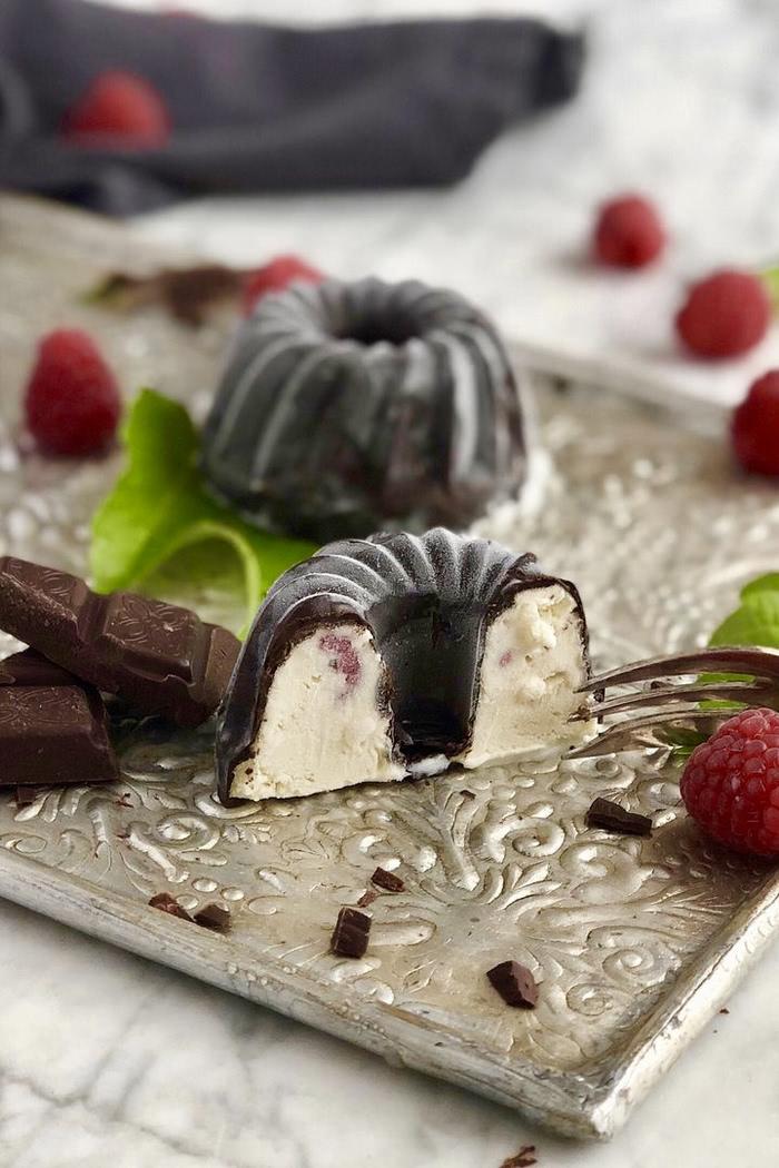 Rezeptbild: Mini Vanilleeis Gugelhupfe mit frischen Himbeeren