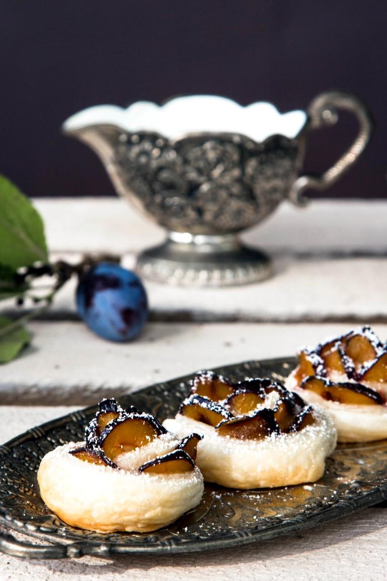 Rezeptbild: Pflaumenrosen Blätterteig
