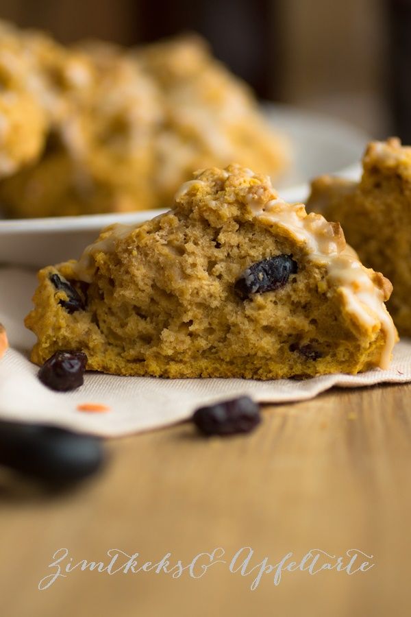 Rezeptbild: Süßkartoffel-Scones mit Cranberries und Guss aus Ahornsirup