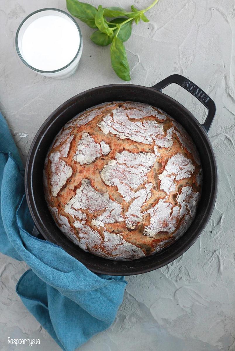 Rezeptbild: Sauerteig-Topfbrot mit Körnern