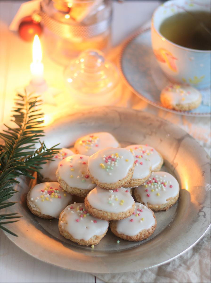 Rezeptbild: Weiße Pfeffernüsse mit Zuckerguss