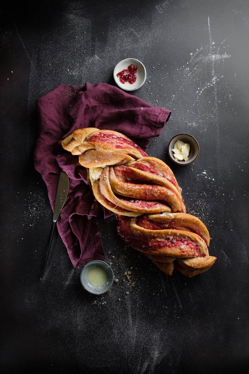 Rezeptbild: Hefezopf mit Marmelade