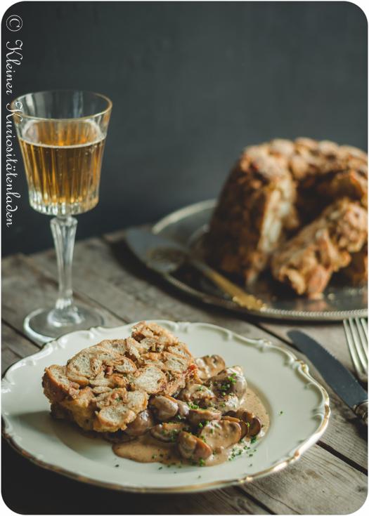 Rezeptbild: Semmelknödel-Guglhupf mit Champignon-Ragout