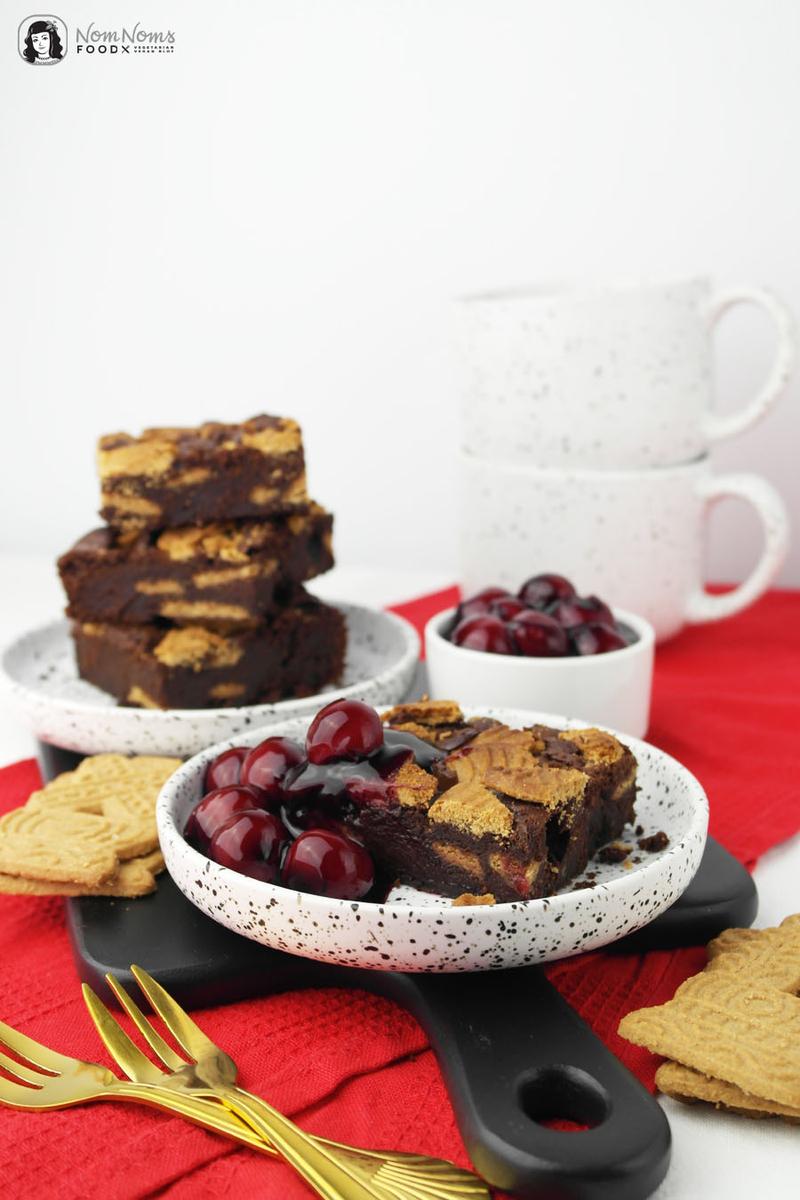 Rezeptbild: Spekulatius-Brownies mit Glühwein-Kirschen