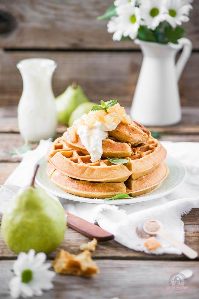 Rezeptbild: Apfelmuswaffeln mit Karamell-Birnen
