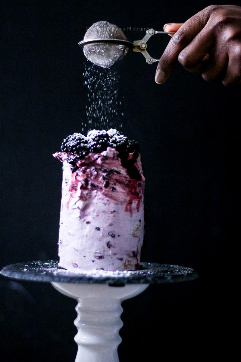 Rezeptbild: Schiefer Kürbiskuchen mit Brombeercreme