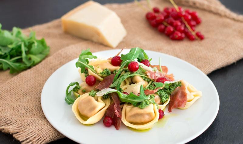 Rezeptbild: Tortelloni mit Rucola-Pesto und Johannisbeeren