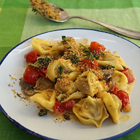 Rezeptbild: Tortellini-Pfanne mit Zitronen-Petersilien-Bröseln