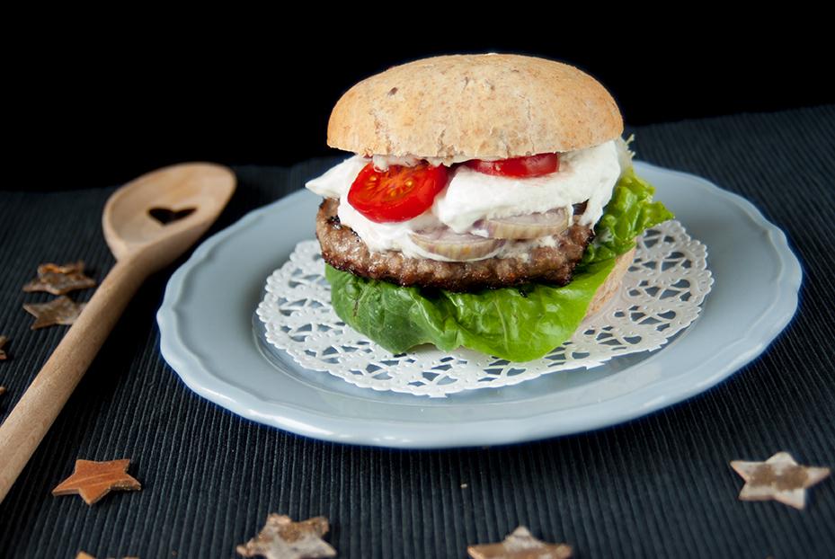 Rezeptbild: Wildburger im Leinsamenbrötchen mit Camembert und Rotweinzwiebeln