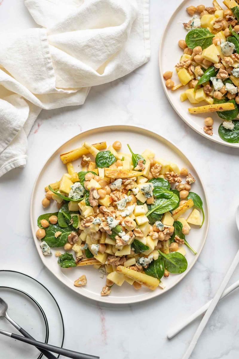 Rezeptbild: Pastinaken Salat mit Kichererbsen, Apfel, Walnüssen und Roquefort