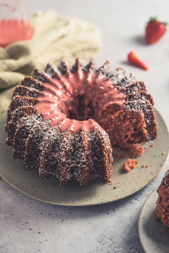 Rezeptbild: Erdbeer Gugelhupf
