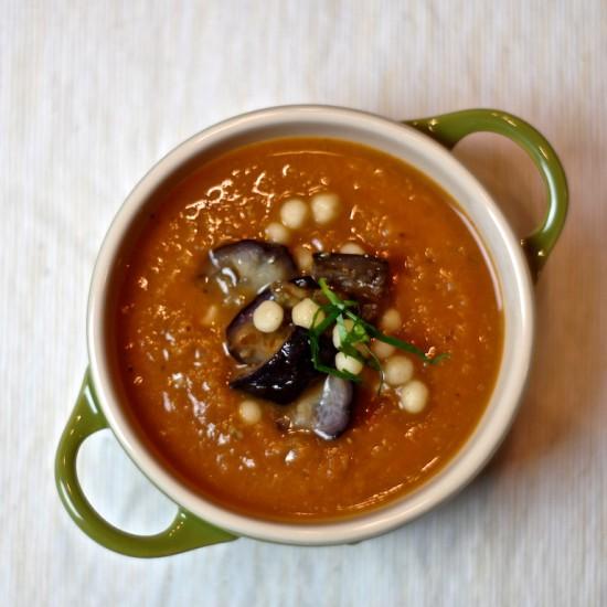 Rezeptbild: Suppe aus verbrannter Aubergine mit Moghrabieh