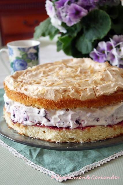 Rezeptbild: Blaubeer Schmand Torte mit Mandel Baiser