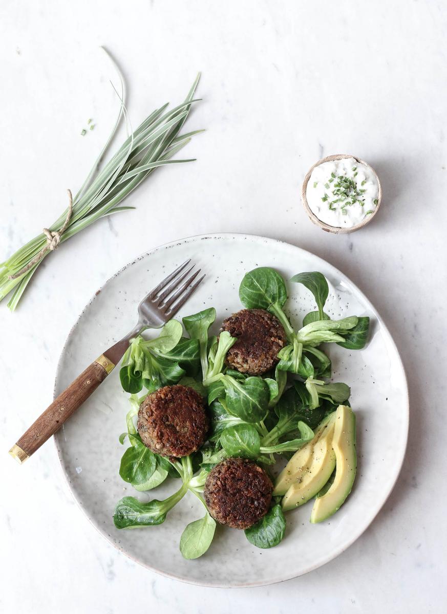 Rezeptbild: Buchweizen & Linsenbällchen mit Knobi-Gras Feta Dip